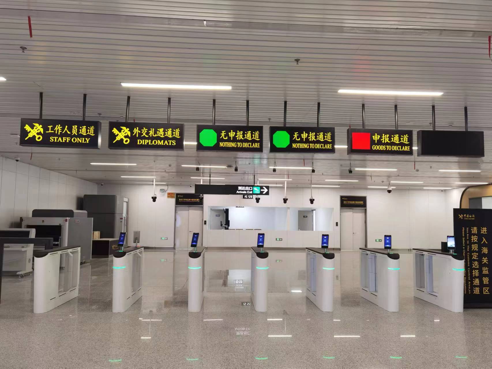 空技智能通道闸机：为华东某机场海关定制自助核验闸机